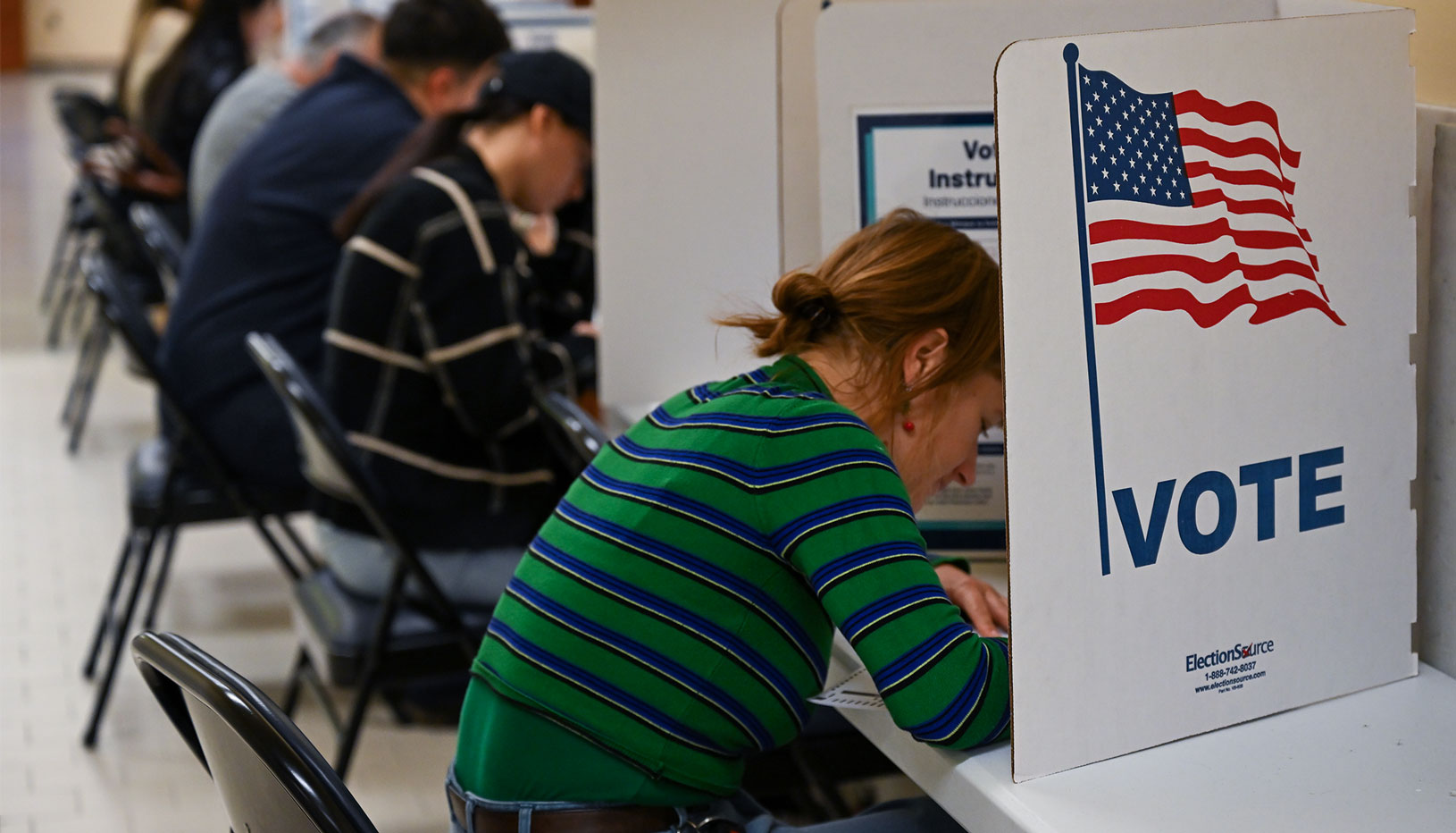 Personas votando